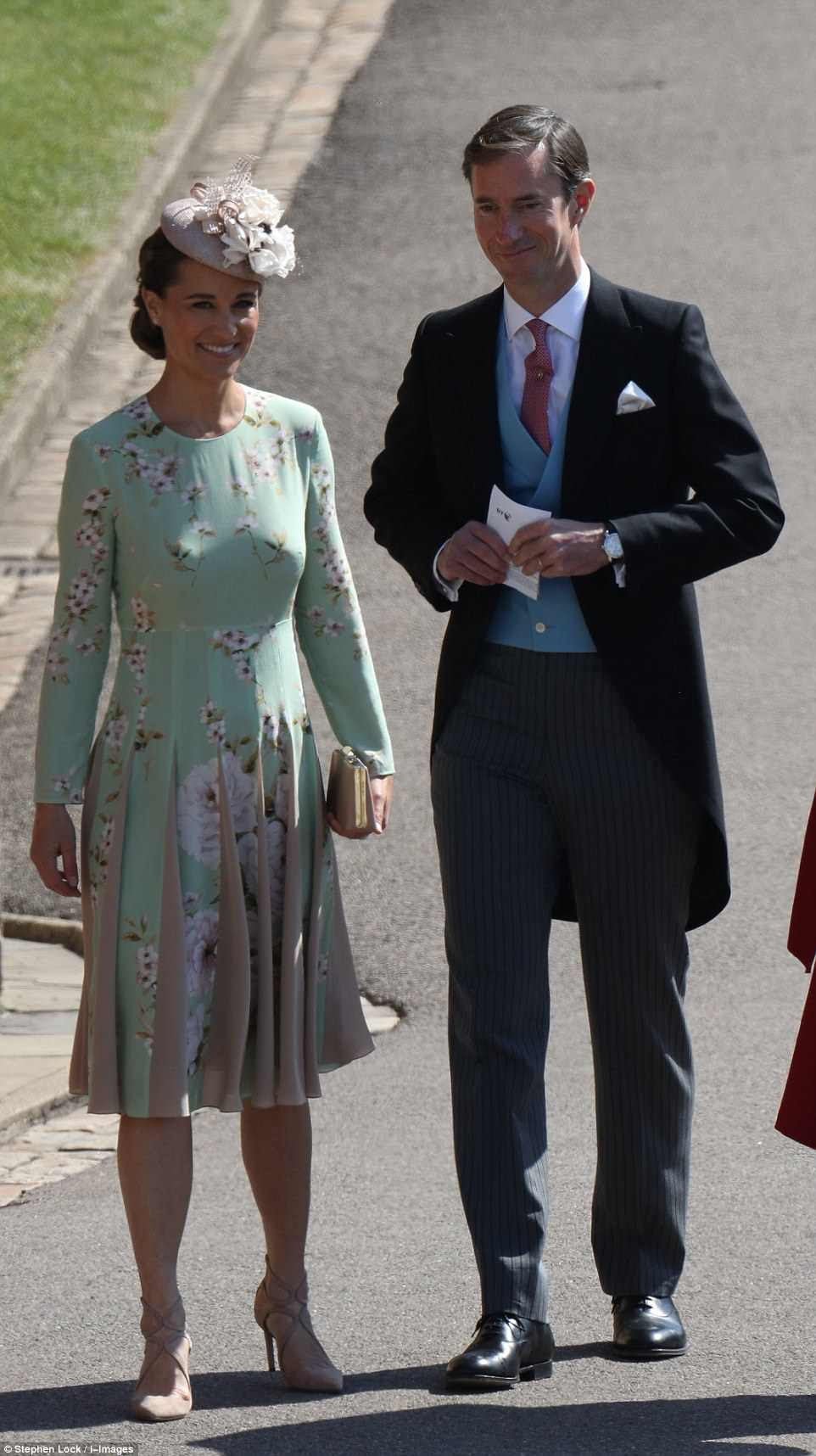 Grávida Pippa Middleton e seu marido James chegaram aos degraus da igreja logo após as 10h30.