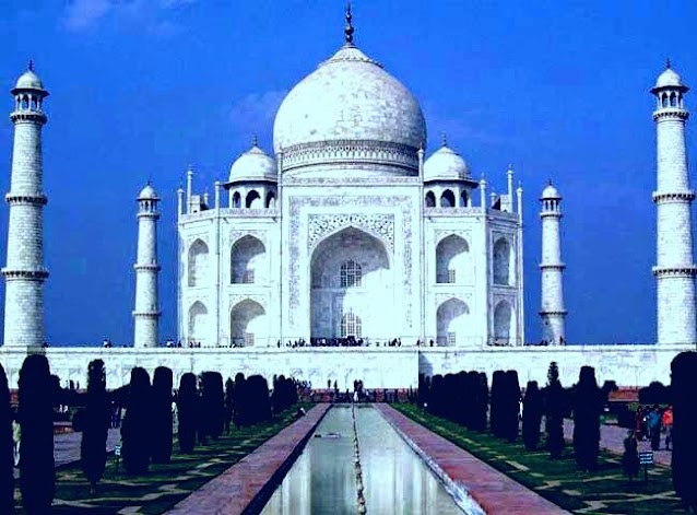 In the Taj Mahal, the world's world famous building, still tears tears in memory of Mumtaz Shah Jahan
