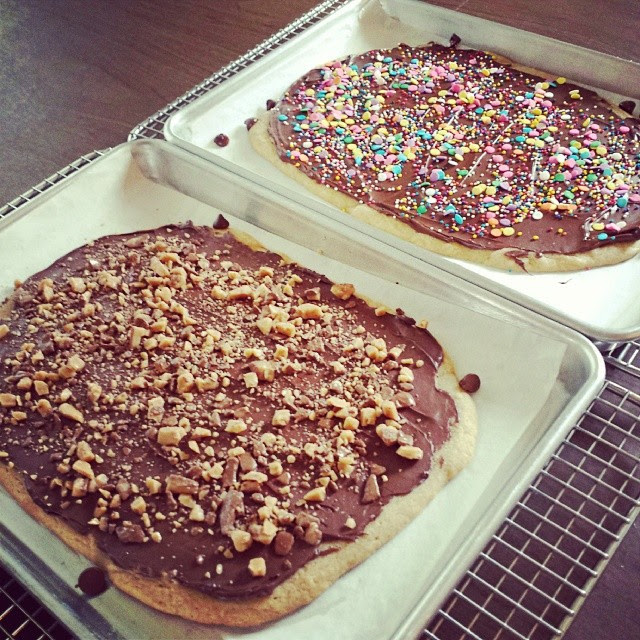 On yesterday's episode, @thepioneerwoman made Spread cookies. I tried them today! Heathbar topping & Sprinkles
