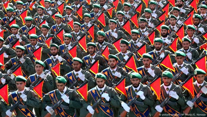 Soldados da Guarda Revolucionária Islâmica marcham durante parada militar em Teerã