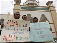 Muslim protesters in Kuala Lumpur, Malaysia (Jan 2010)