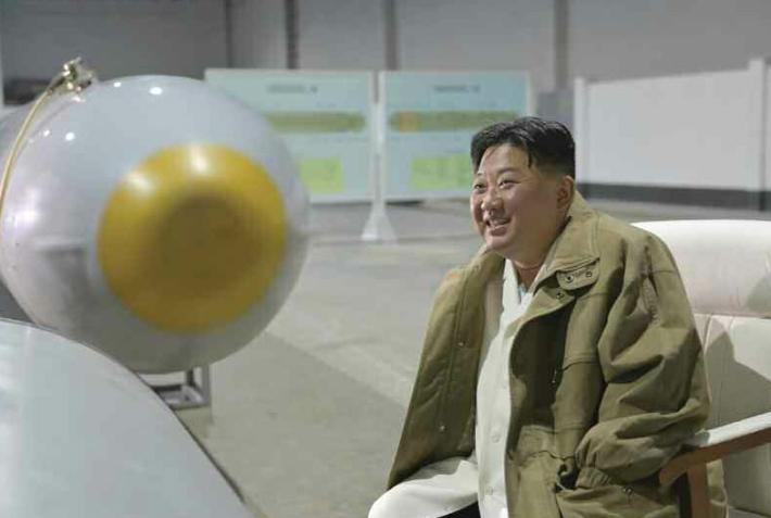 북한은 24일 김정은 총비서가 참관한 가운데 '핵 무인수중공격정' 수중폭발 시험과 전략순항미사일의 모의 핵탄두 공중폭발 시험을 진행했고 밝혔다. 뉴스1 제공