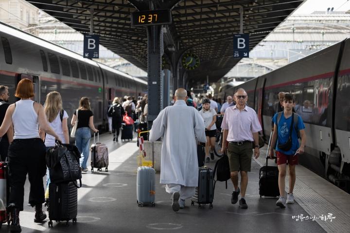 A group of people walking with luggage  Description automatically generated