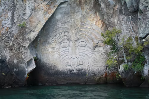 Arte Maori em pedra.