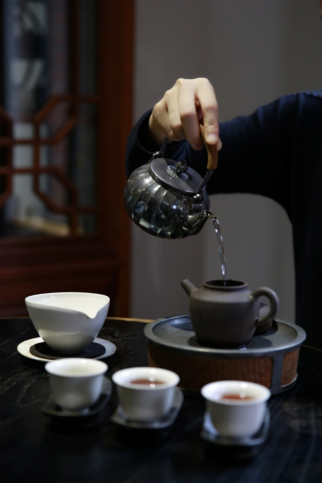 Tráng trà với nước