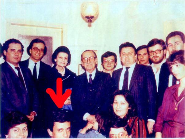1982, η ηγεσία της ΟΝΝΕΔ. Ο Νίκος Χατζηνικολάου σκύβει μπροστά στον Αντώνη Σαμαρά (και στον Ευάγγελο Αβέρωφ, τον Μάνο Μανωλάκο, τον Βασίλη Μιχαλολιάκο, τον Ακη Γεροντόπουλο, τον Διονύση Καραχάλιο και άλλους ακροδεξιούς)
