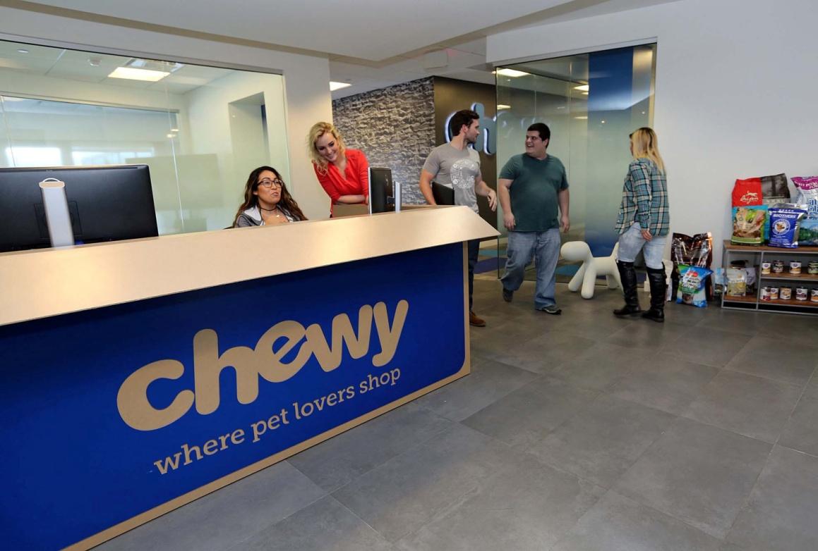 Pet supplies retailer Chewy raises $1 billion in IPO | CNN Business