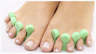 Пальцы ног в зелени.png