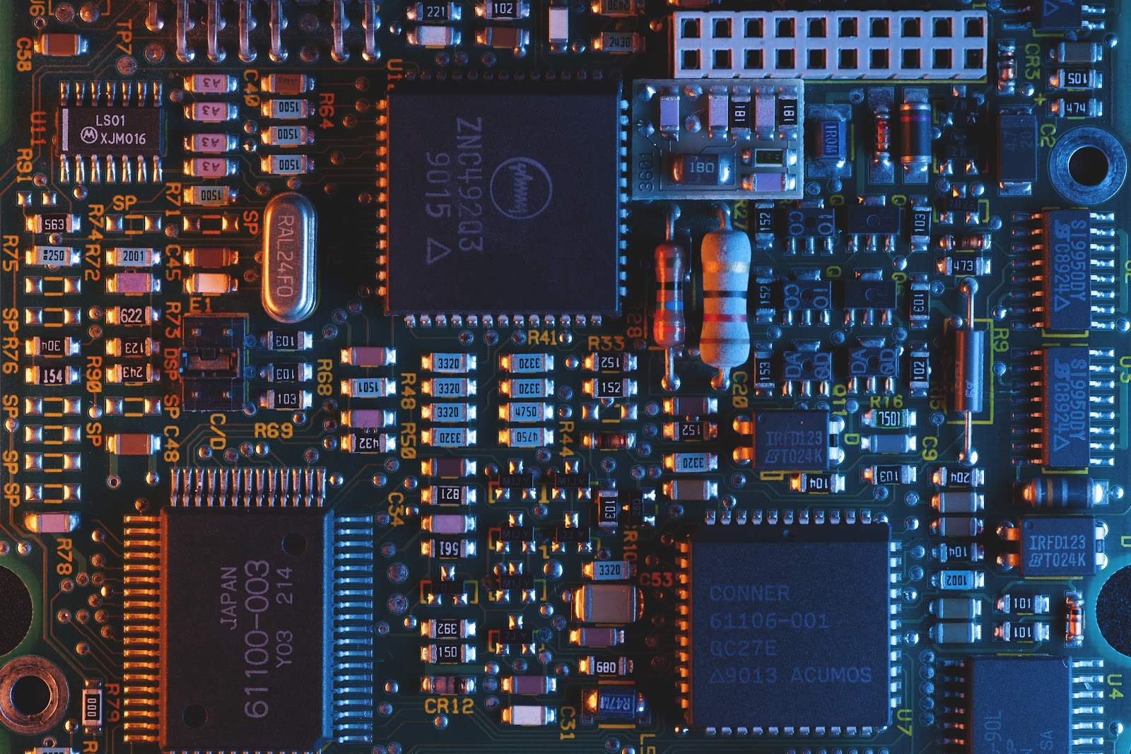 Placa base: qué es, para qué sirve y cuáles son sus componentes