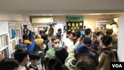 香港铜锣湾书店4月25日正式在台北开幕,创办人林荣基说,台湾是香港人最后的堡垒 (美国之音黄丽玲摄)
