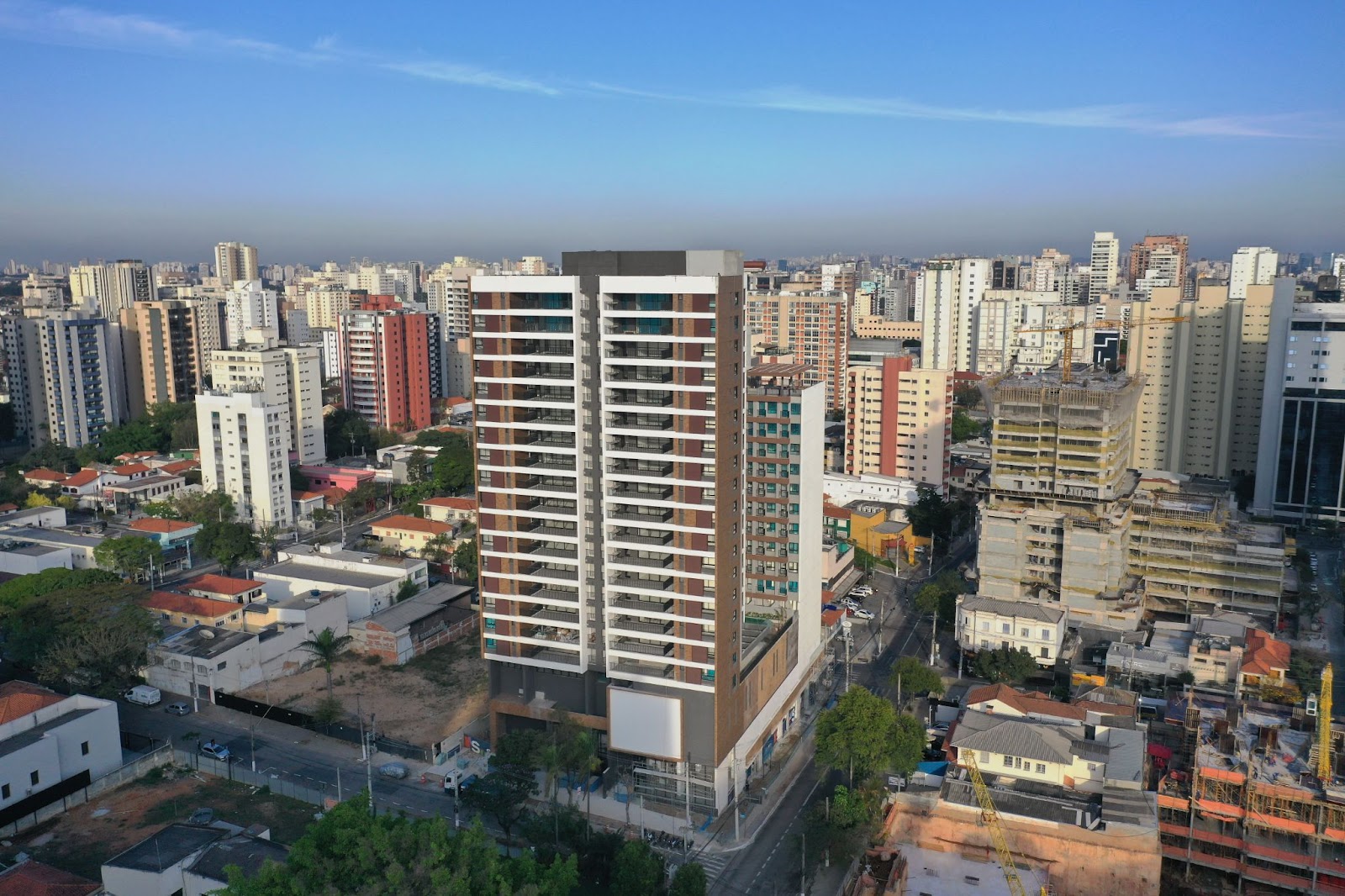 Foto aérea de São Paulo, do bairro de Vila Mariana, com prédio a frente e vários prédios ao fundo