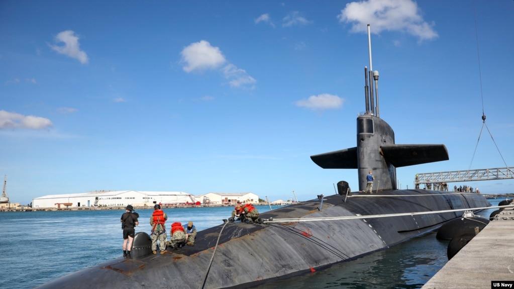 美国海军俄亥俄级内华达号核潜艇(SSBN-733)1月15日现身关岛海军基地。(照片来自美国海军推特)