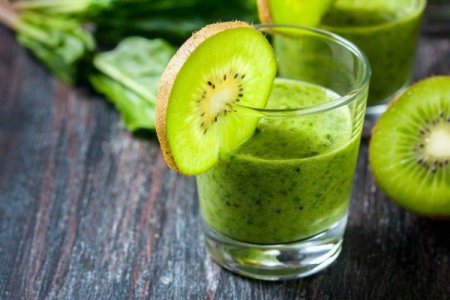 Smoothies with spinach, banana and kiwi