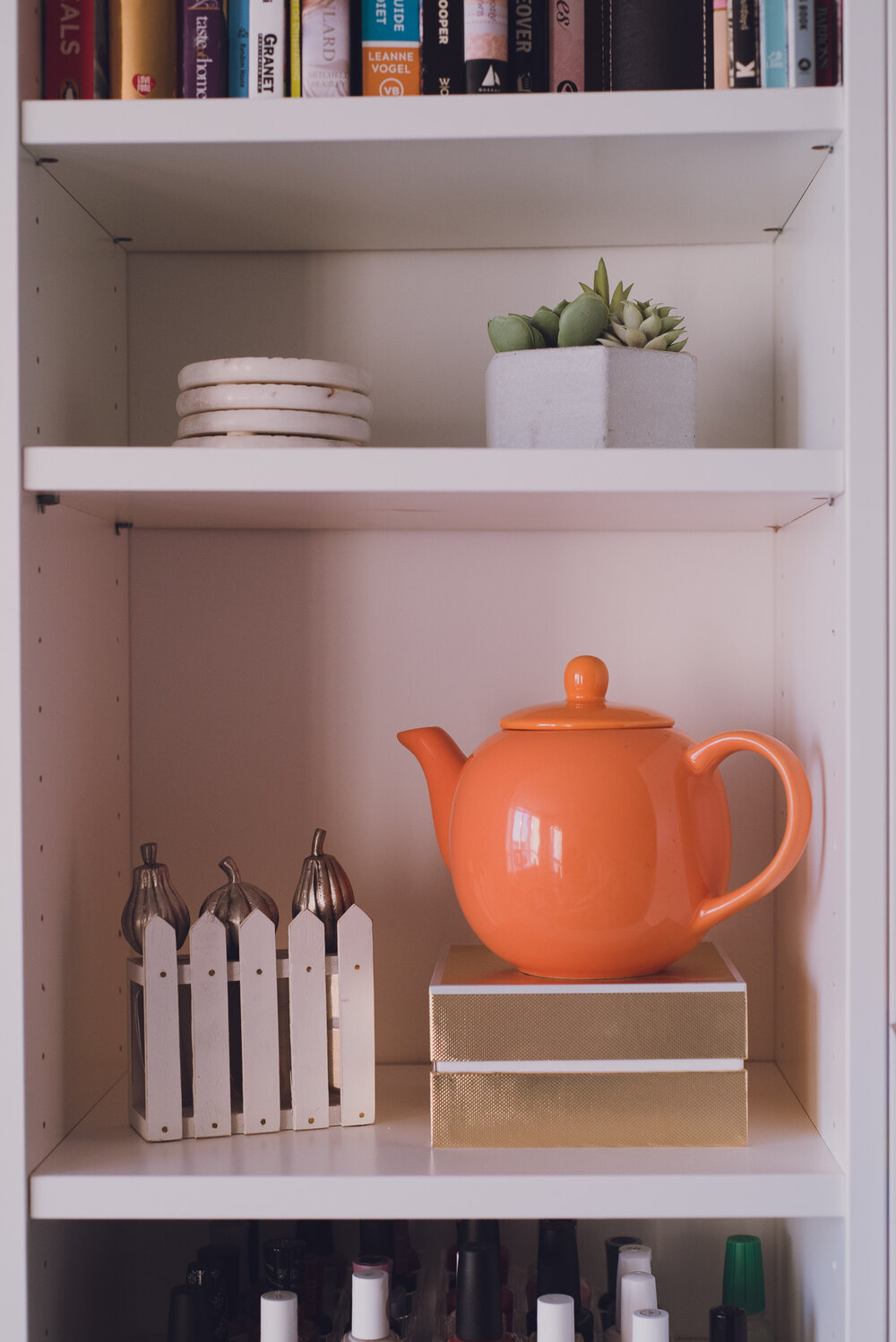fall-bookshelf-orange-teapot-decor-lily-muffins