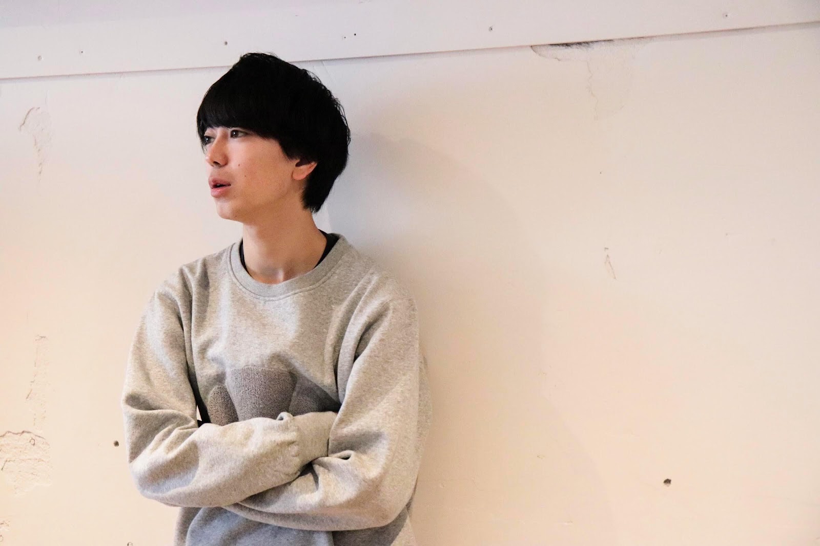 人, 男性, 壁, 室内 が含まれている画像自動的に生成された説明