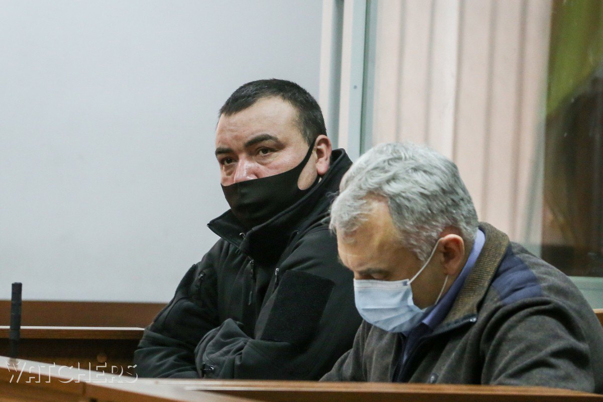 Олег Бойко, командир 2-го взводу 4-ої роти київського беркуту (зліва), з адвокатом