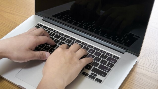 タイピングする手とパソコン 