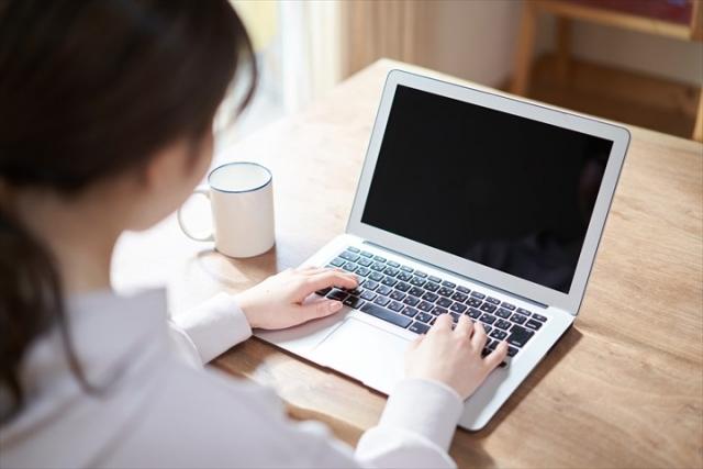 ノートパソコンを使っている女性

自動的に生成された説明
