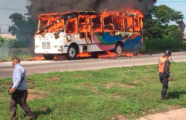 Buseta que iba repleta de pasajeros se quemó en la ARC