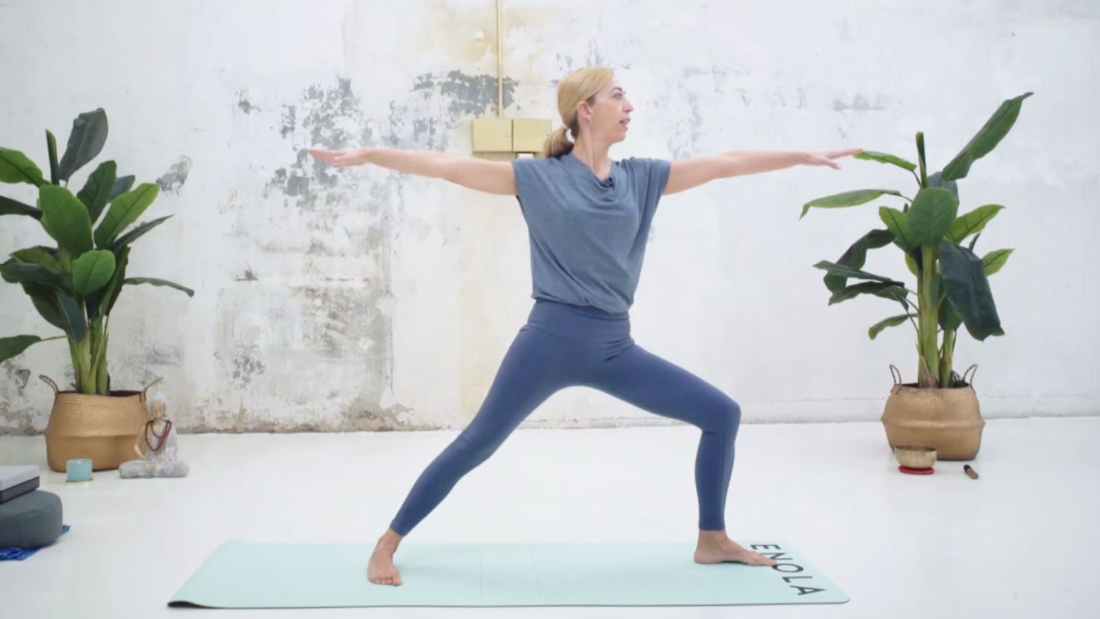 Tercera postura de yoga: postura del guerrero 2.