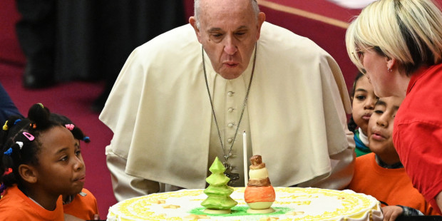 Đức Phanxico hài hước về sự khó tiêu với chiếc bánh sinh nhật khổng lồ
