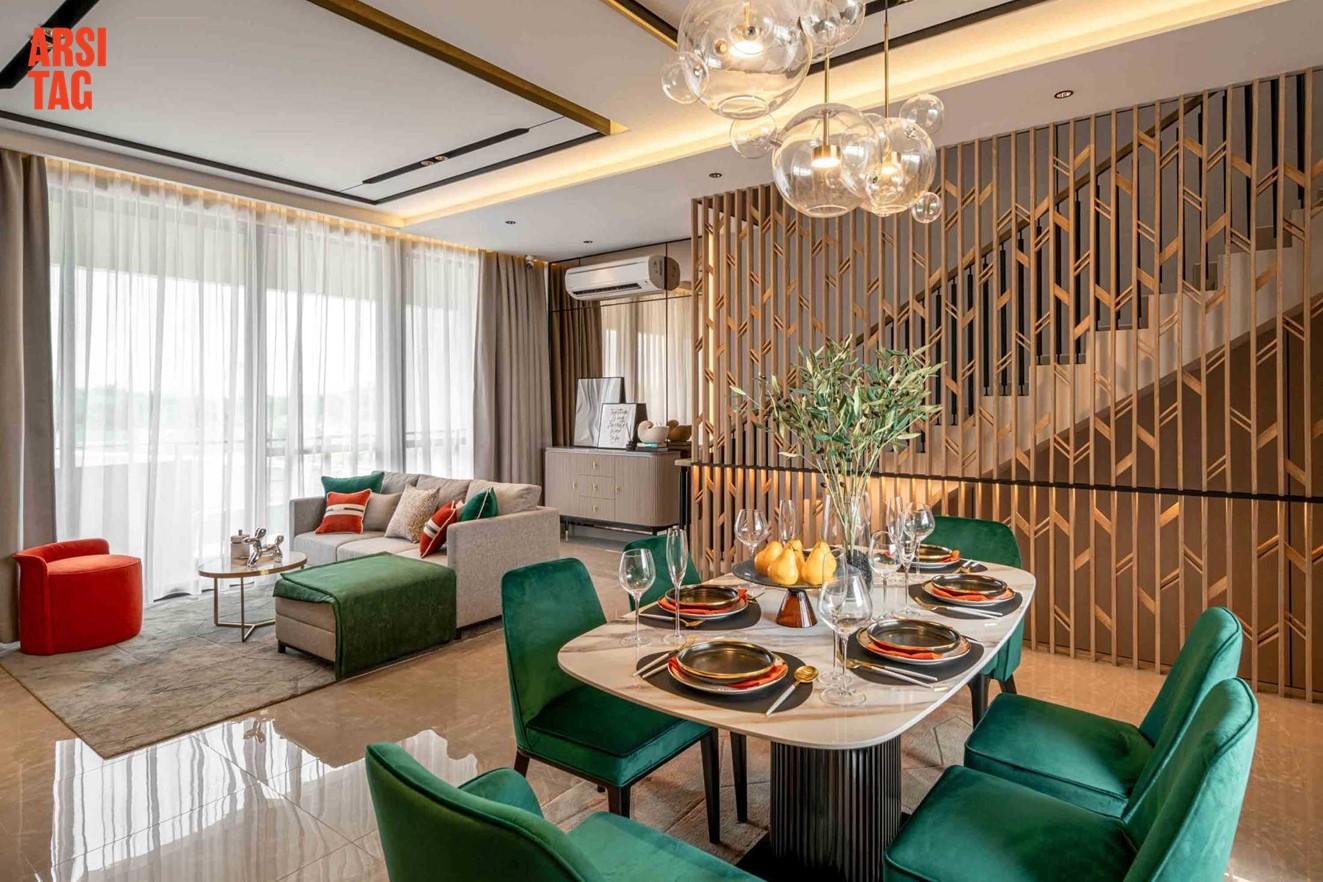 Ruang makan dan ruang keluarga dalam area terbuka, dengan furniture berwarna merah dan hijau serta detail dekorasi dalam warna emas, karya Metaphor Interior Architecture via Arsitag