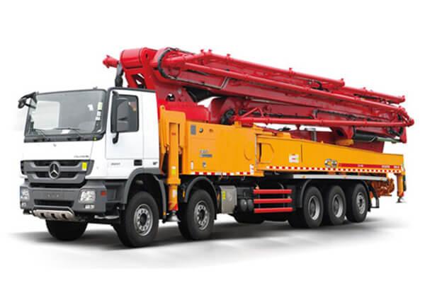 A large crane on the back of a truck

Description automatically generated