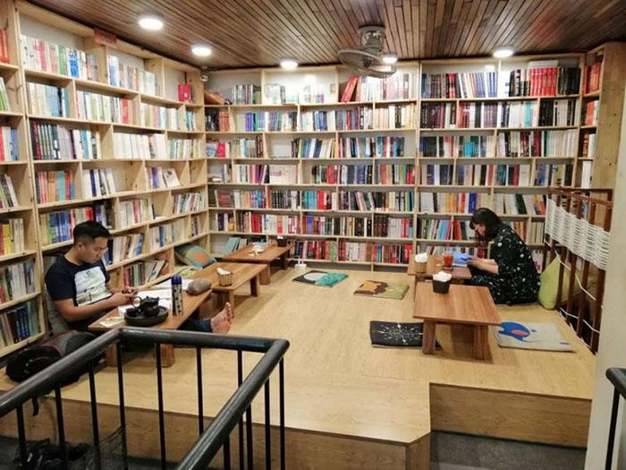 Ảnh có chứa văn bản, thư viện, giá, cuốn sách

Mô tả được tạo tự động