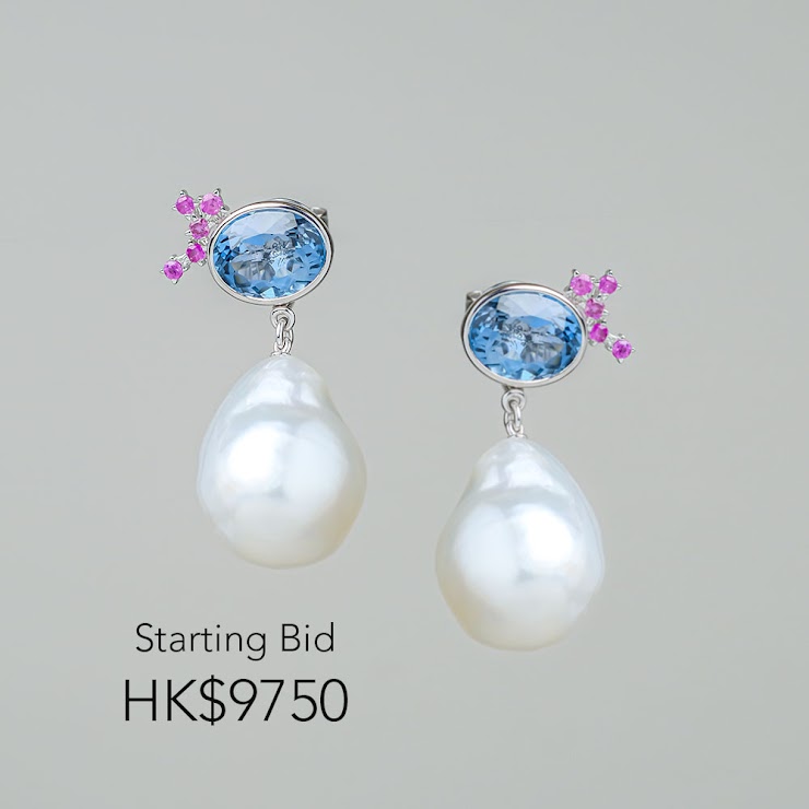 London blue topaz (2pcs - 3ct)
Pink Sapphire ( 10 pcs - 0.20ct)
Baroque pearls ( 2 pcs) - detachable
18k white gold
Retail Price: HK$ 13,700

More info:
https://www.ame-gallery.com/product-page/10x10-silent-auction-london-blue-topaz-pink-sapphire-pearl-earrings