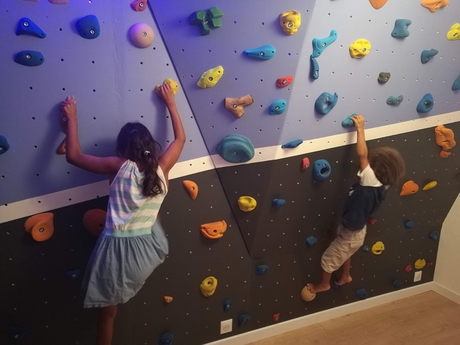 Installer un mur d'escalade pour enfants: facile et pas cher et sûr! 