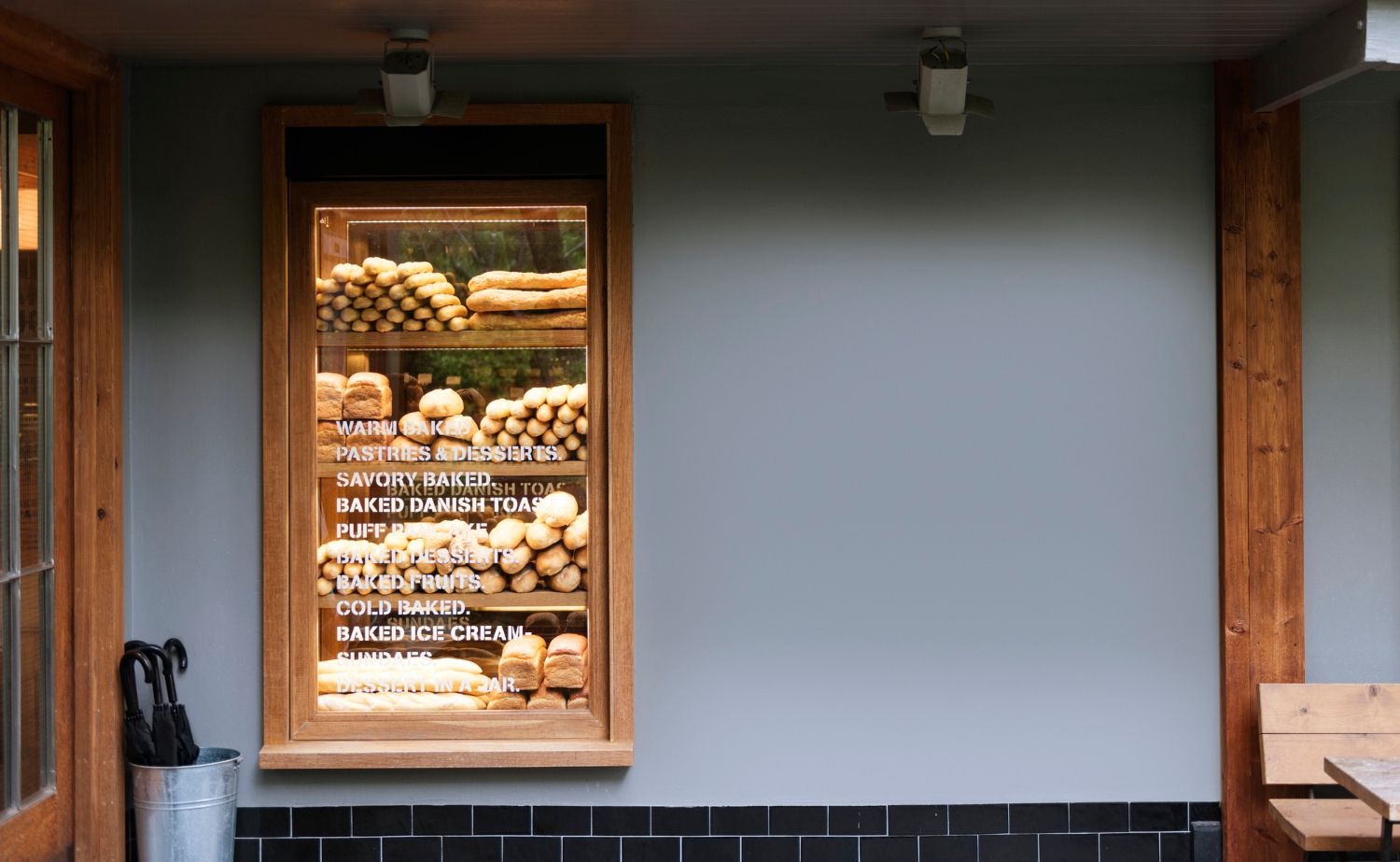 Window display toko roti dengan kesan minimalis.