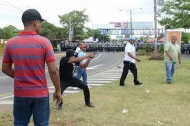 Un pistolero dispara contra manifestantes en Managua