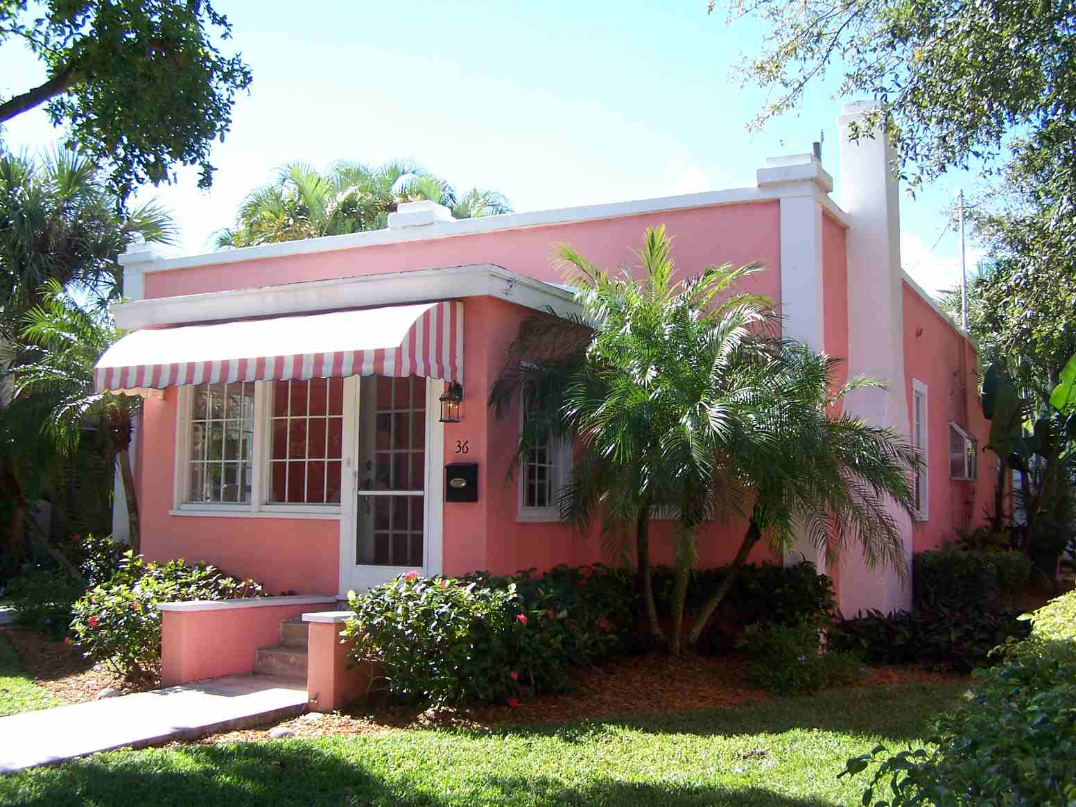 rumah minimalis dengan kombinasi warna cat putih dan pink