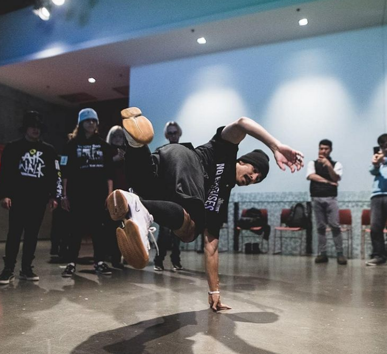 Grupo de pessoas sentadas em volta de uma rampa de skate

Descrição gerada automaticamente com confiança baixa