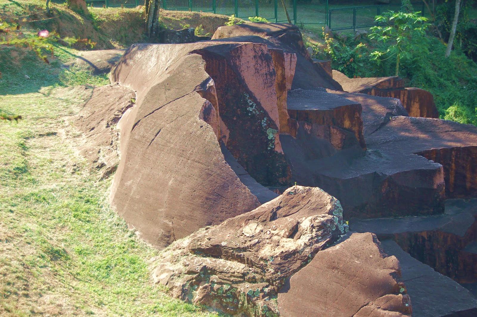 Parque da Rocha Moutounnée. Apresenta estrias causada pelo arraste do Iceberg sobre a rocha granítica (paralelos a seta vermelha) e um fragmento deixado pelo arraste da geleira indicado pela seta amarela.  Um registro da era do gelo.