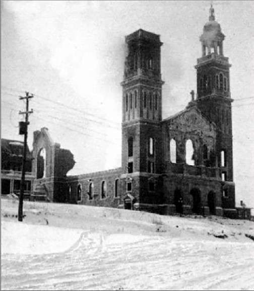 La cathédrale au lendemain de l'incendie du 16 janvier 1919.