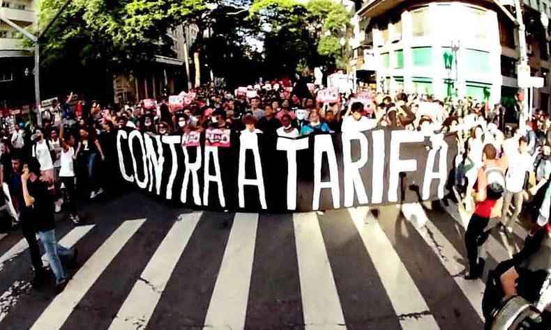 Protesto em São Paulo em junho de 2003, em que manifestantes levam faixa onde estão escritas as palavras 'contra a tarifa'