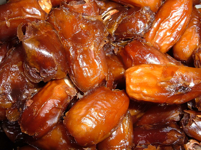 800px-Pitted_dates.JPG
