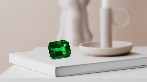 loose emerald gemstone