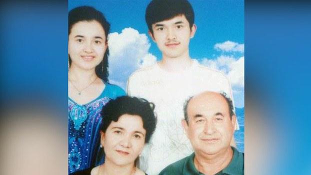 海米提和妻子沙阿呆提巴一家四口合影。(当事人提供/记者乔龙)