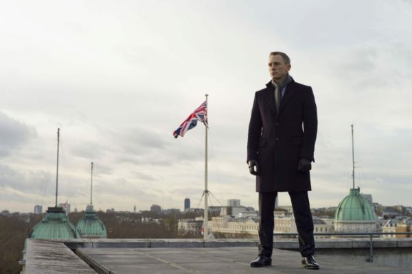 Daniel Craig vô cùng điển trai trong tử địa SKYFALL