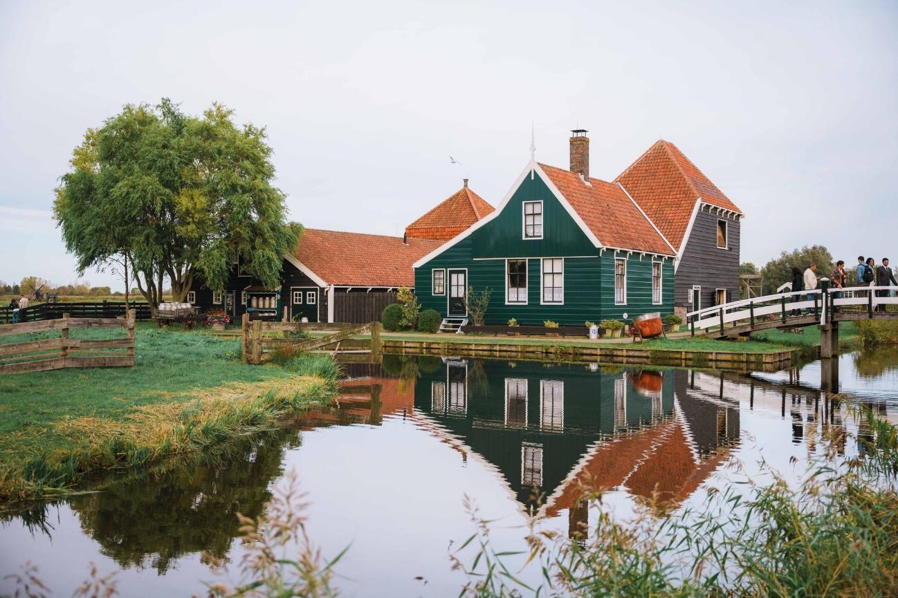 Tradicionales casas de campo holandesas con sus tejados naranjas