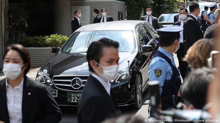 Japan, Shibuya | Ankunft eines Leichenwagens am Wohnhaus von Shinzo Abe 