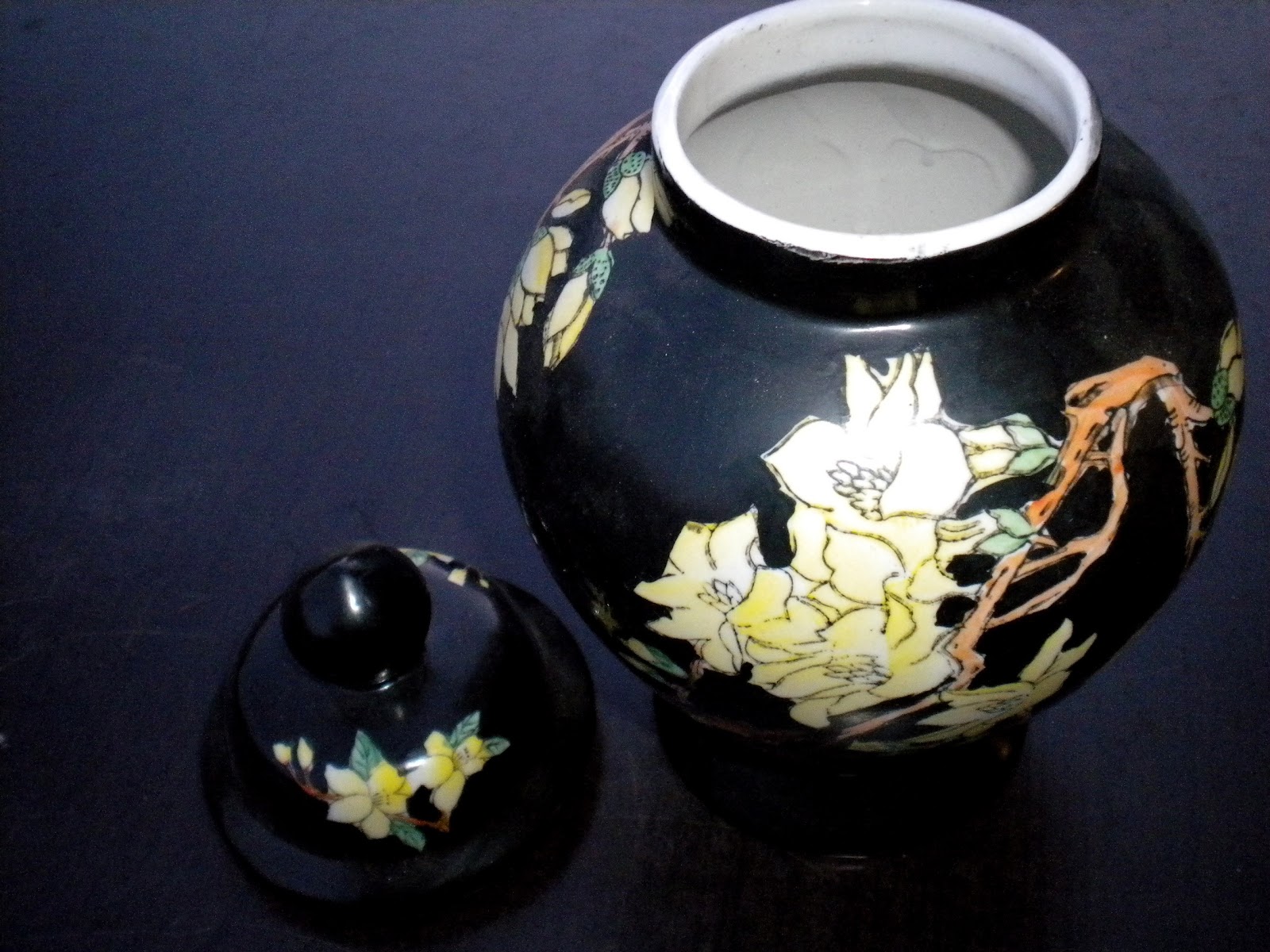 Deckel- Vase-schwarz-florales Muster-japanischer Stil.JPG