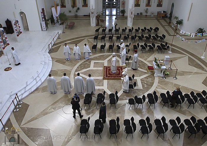 Богослужение в храме УКГЦ без прихожан во время карантина у Киеве
