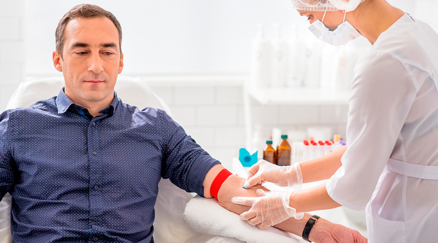 Hombre maduro donando sangre