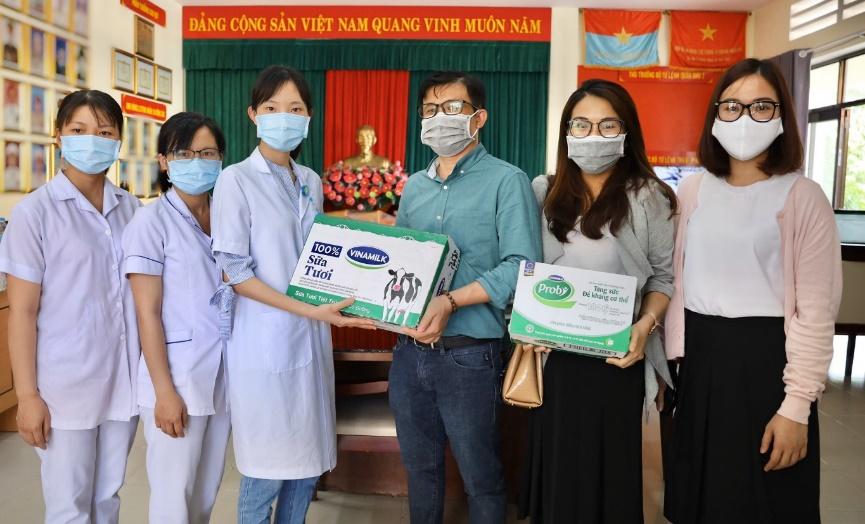 Vinamilk tăng cường sản phẩm dinh dưỡng để hỗ trợ y bác sĩ & bênh nhân bệnh viện Bạch Mai với tổng giá trị 1 tỷ đồng.
