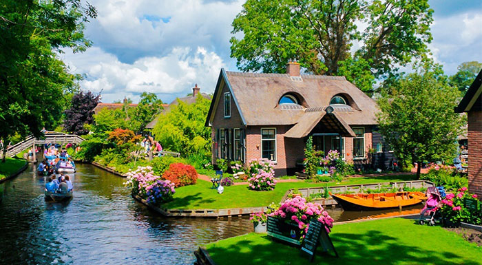 Khám phá tour du lịch Hà Lan - Ngôi làng đẹp như bước ra từ truyện cổ tích vậy