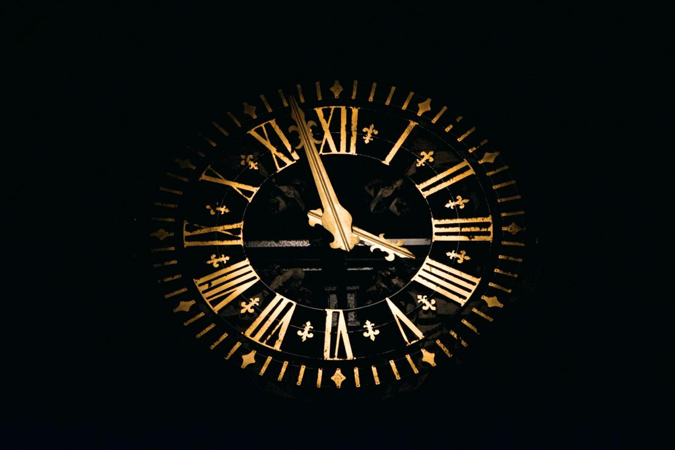 A clock with roman numerals

Description automatically generated with medium confidence