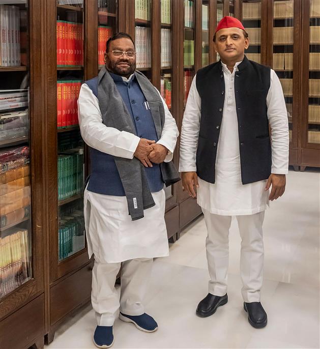 BJP jolted on UP poll eve: Cabinet minister Swami Prasad Maurya quits, joins  SP